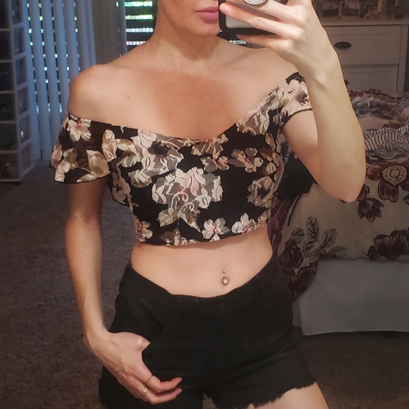 Floral lace print crop top with ruffle sleeve - Picture 2 of 5